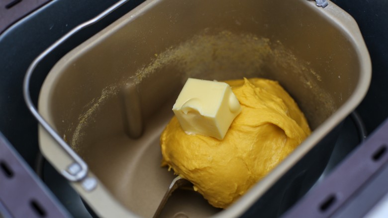 最爱面包+南瓜土司,大约揉面半个小时，加入软化的黄油