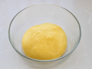 最爱面包+南瓜土司,将面团放入容器中在温暖处进行发酵