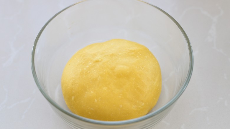 最爱面包+南瓜土司,将面团放入容器中在温暖处进行发酵