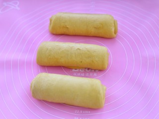 最爱面包+南瓜土司,将面团如上图擀开卷起后，覆盖保鲜膜再松弛20分钟