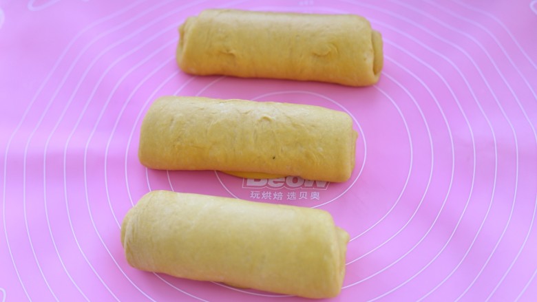 最爱面包+南瓜土司,将面团如上图擀开卷起后，覆盖保鲜膜再松弛20分钟