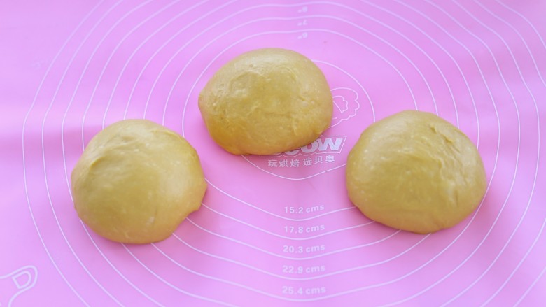 最爱面包+南瓜土司,将面团排气后分成均匀的三份，覆盖保鲜膜静置20分钟