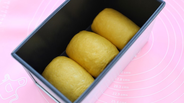 最爱面包+南瓜土司,将所有面团擀开卷起后排放土司盒内