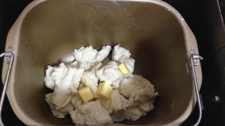 最爱面包+原味贝果,程序结束后，将面团撕碎加入室温软化的黄油