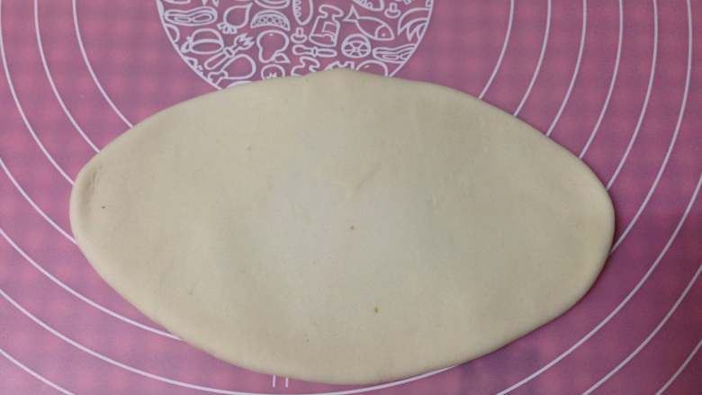 最爱面包+原味贝果,松弛后的面团擀成椭圆形