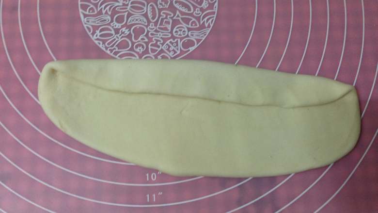 最爱面包+原味贝果,与身体平行横放，自1/3处向内折，用手掌根部压紧，防止有空气
