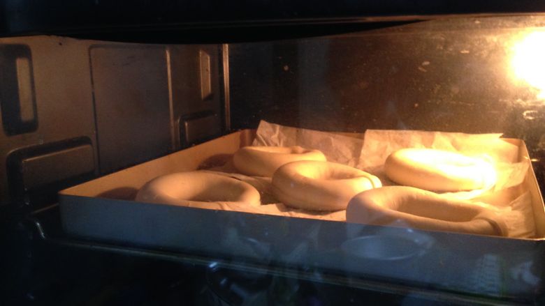 最爱面包+原味贝果,放置于烤箱，发酵功能饧发30分钟左右
