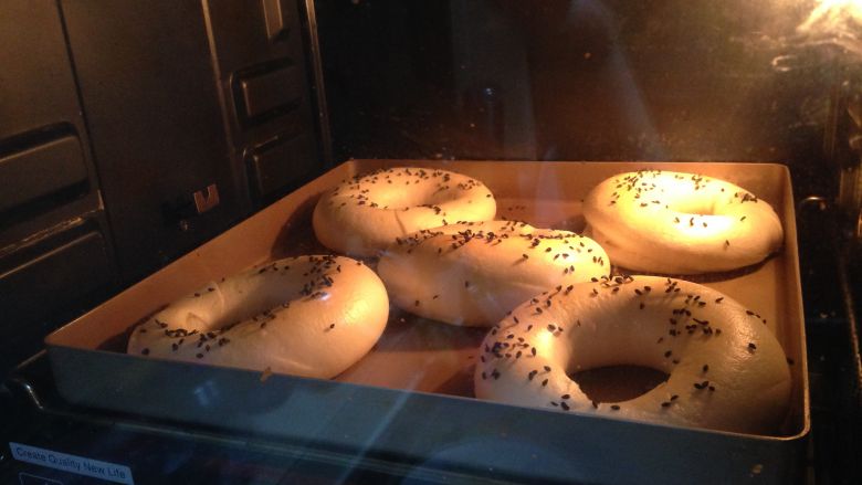 最爱面包+原味贝果,放入预热好的烤箱中层，上下火200度烤20分钟即可。出炉晾凉后即可享用