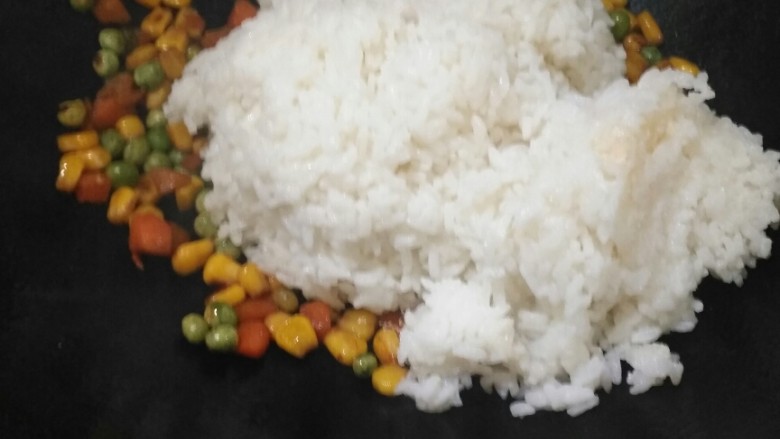 酱五丁炒米饭,熟了加入打散的米饭，然后搅拌均匀
