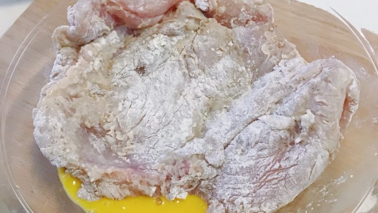 “风云”炸鸡排,裹好面粉的鸡胸肉浸泡在鸡蛋液里 