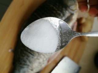 油淋鲫鱼,鱼身两面以及里外均匀抹盐、生抽。盐的用量要控制好，因为生抽也是有盐味的。