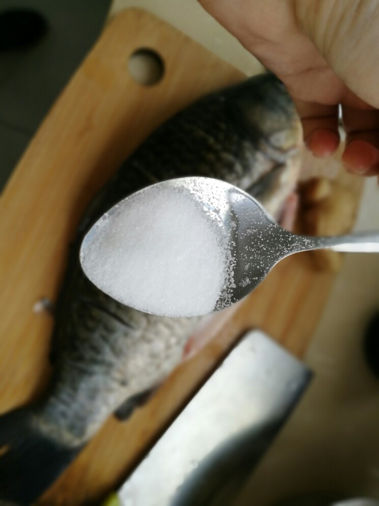 油淋鲫鱼,鱼身两面以及里外均匀抹盐、生抽。盐的用量要控制好，因为生抽也是有盐味的。