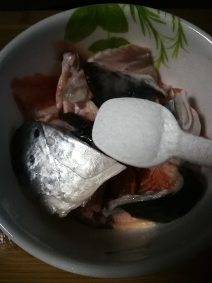 三文鱼头豆腐煲,加适量盐。（盐不能多加，因为等下火腿是有咸鲜味的）