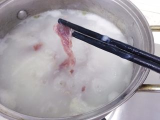 暖胃皮蛋瘦肉粥,20分钟后米已经非常软烂，把猪肉丝一条一条的下入锅中