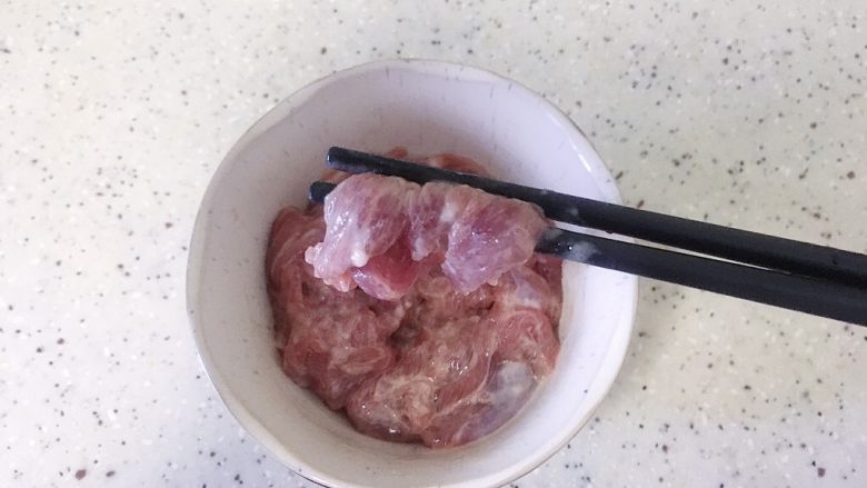 暖胃皮蛋瘦肉粥,腌好的猪肉丝静止备用