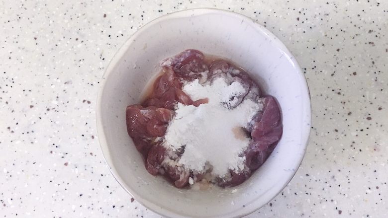 暖胃皮蛋瘦肉粥,猪肉按照纹理切丝，放入淀粉和食盐搅拌均匀