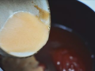 糖醋菜+糖醋里脊,锅中倒入米醋，白砂糖和番茄酱加少许水烧开，再倒入水淀粉勾芡下。