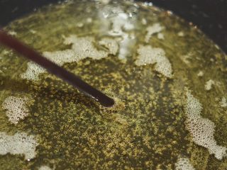 糖醋菜+糖醋里脊,锅中倒入适量植物油烧至七八分热（筷子插入油中，能沸出泡泡就说明油烧温度可以了）。