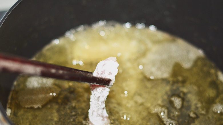 糖醋菜+糖醋里脊,把裹好面粉的里脊肉一块一块放入，要时不时搅动一下，避免粘在一起。