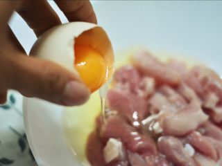 糖醋菜+糖醋里脊,里脊肉放入一个鸡蛋清，适量盐和胡椒粉，挤入柠檬汁用手捏匀腌制15分钟备用。