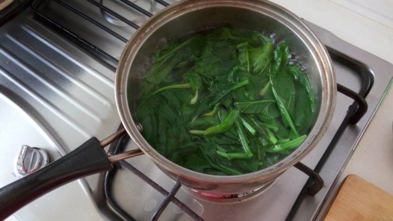 宝宝辅食—菠菜香米饼
10M,锅中加冷水烧开，放入菠菜叶子掉水1-2分钟。