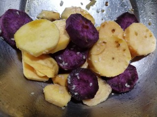 美味脊骨肉,红薯切片，额外放了一些紫薯片。放了点芝麻和白糖。