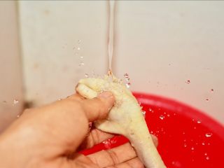 糖醋菜+陈醋泡凤爪,将鸡爪在流动水中冲洗2-3分钟去掉胶质。