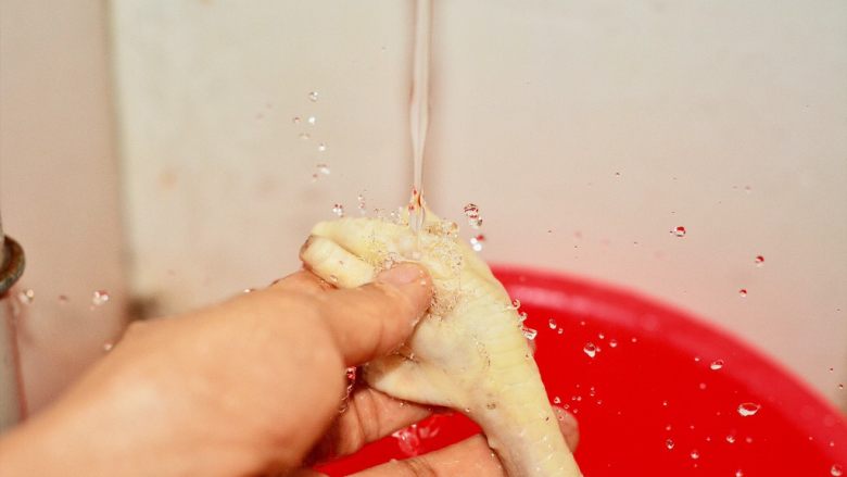 糖醋菜+陈醋泡凤爪,将鸡爪在流动水中冲洗2-3分钟去掉胶质。