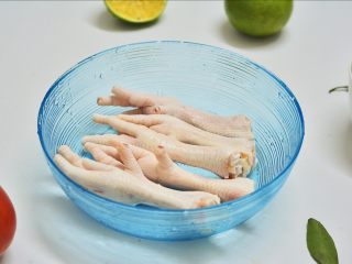 糖醋菜+陈醋泡凤爪,鸡爪洗净去脚指甲备用。