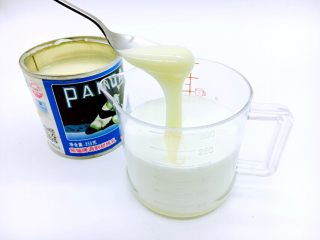 原味蛋挞,放入1小勺的炼乳。
没有炼乳可以用等量的白糖代替。