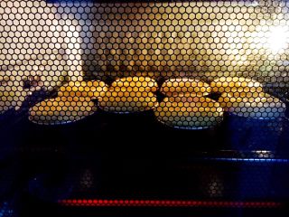 原味蛋挞,烤箱提前预热，烤箱上下管200度，把蛋挞放中层，烤15～20分钟。