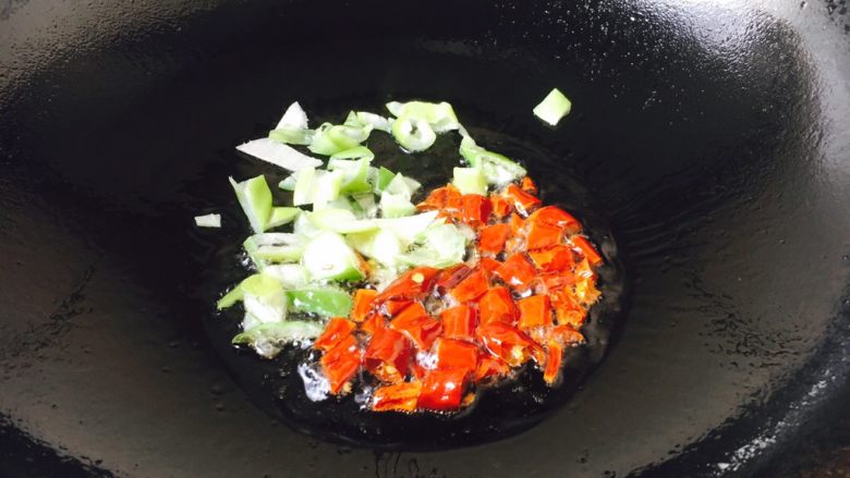 #糖醋菜# 醋溜白菜,锅里放油，爆香干辣椒和葱花。