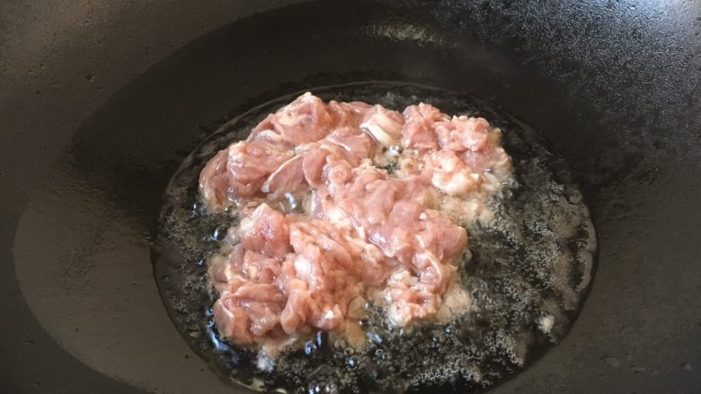 #懒人料理# 香葱羊肉米线,锅里放油，当油温5、6成热时放入羊肉。
