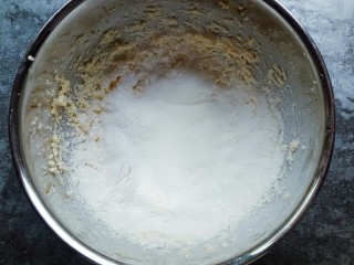 蔓越莓饼干,将面粉过筛到打发好的黄油中