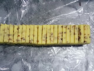 蔓越莓饼干,取出冷藏好的面团，用刀切成厚薄均匀的片状