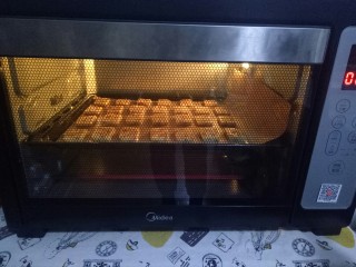蔓越莓饼干,烤箱预热，上下火160度15分钟，具体时间温度根据自己烤箱调整
