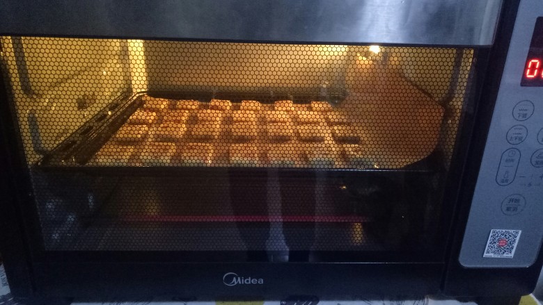 蔓越莓饼干,烤箱预热，上下火160度15分钟，具体时间温度根据自己烤箱调整