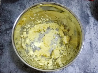 枣泥磅蛋糕,用电动打蛋器打发至乳霜状