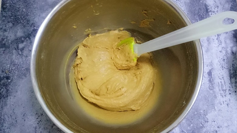 枣泥磅蛋糕,用刮刀翻拌均匀至没有干粉且面糊顺滑