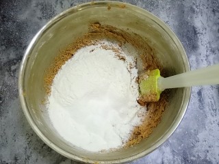 枣泥磅蛋糕,低筋面粉和泡打粉混合均匀，过筛到打发的黄油中