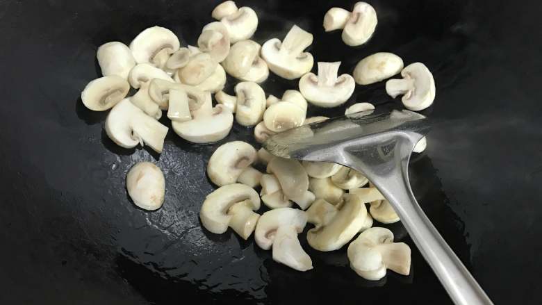 绣花锦蘑菇汤年糕,放入蘑菇翻炒。