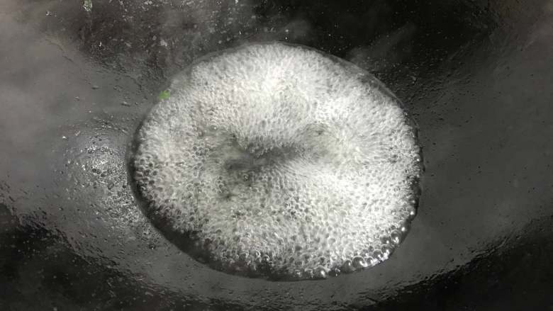 绣花锦蘑菇汤年糕,锅中放入适量水煮开。
