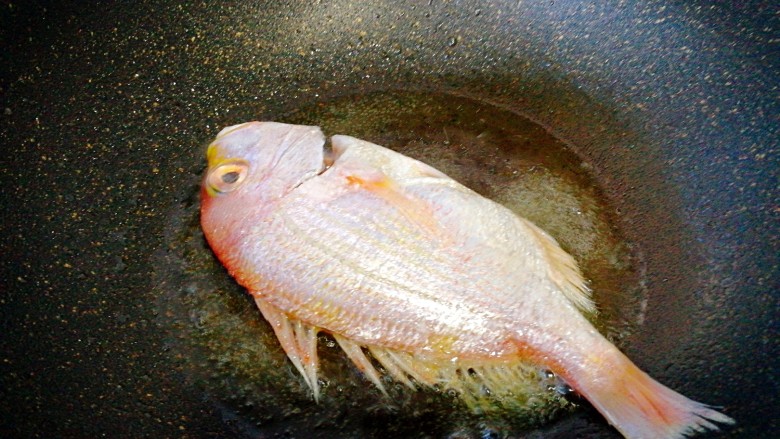 糖醋菜+糖醋红鲫鱼,油烧热后放入鱼