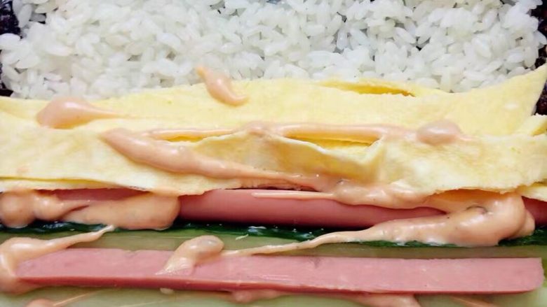 寿司卷,配菜上面可以挤上喜欢的酱料，蕃茄酱，沙拉酱，千岛酱等。