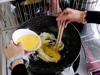 韭菜馅饼(超详细版),把鸡蛋打散，油热了以后一边缓慢的倒蛋液，一边用筷子快速搅拌
