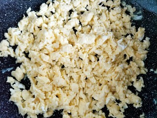 韭菜馅饼(超详细版),鸡蛋做好应该是嫩嫩的，很细小。
