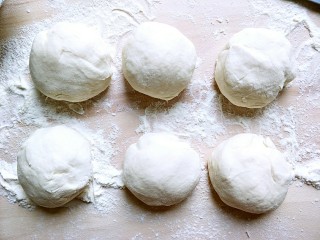 韭菜馅饼(超详细版),案板上撒干面粉，把面团分成小剂子