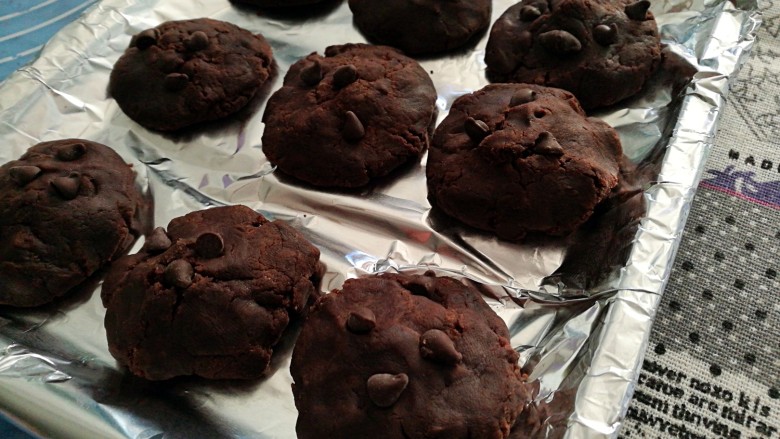 巧克力趣多多,饼干做好后摆放在烤盘中 入烤箱1000w烤制4-5分钟