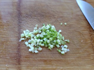 虾皮炖南瓜,小葱切葱花备用