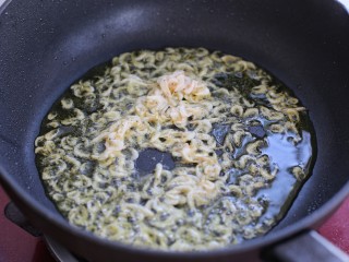 虾皮炖南瓜,锅中放适量食用油烧热后，倒入虾皮炒出香味